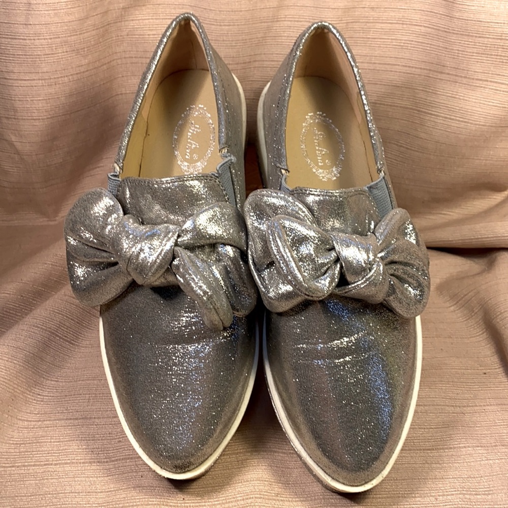 Italina almost NEW silver platform loafers w/bow 2
